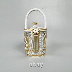 A rare Chamberlain Worcester miniature watering can. C. 1810