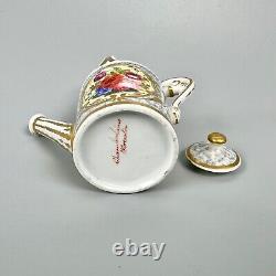 A rare Chamberlain Worcester miniature watering can. C. 1810