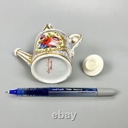 A rare Chamberlain Worcester miniature watering can. C. 1810